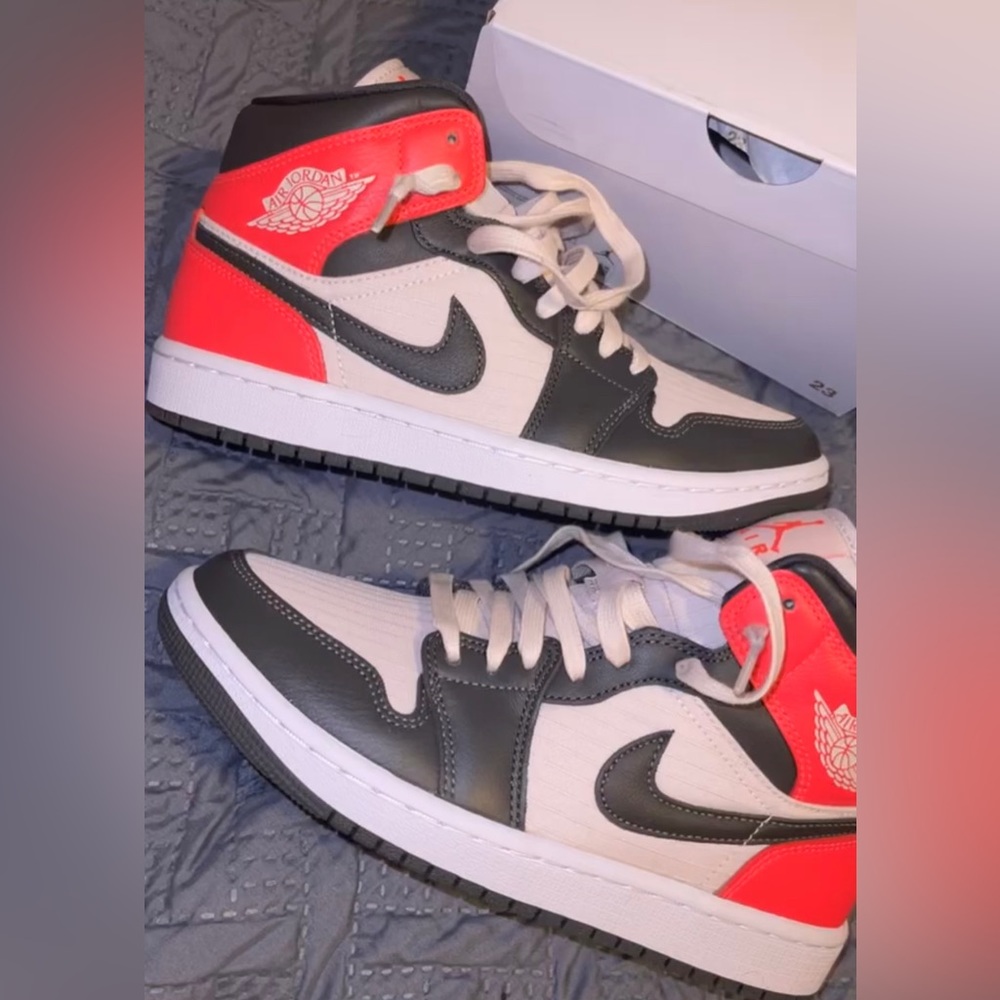 Womens Air Jordan 1 mid